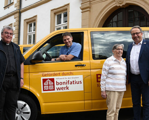 Bonifatiuswerk kinkis RKK Pärnu Püha Apostel Johannese kogudusele bonibussi