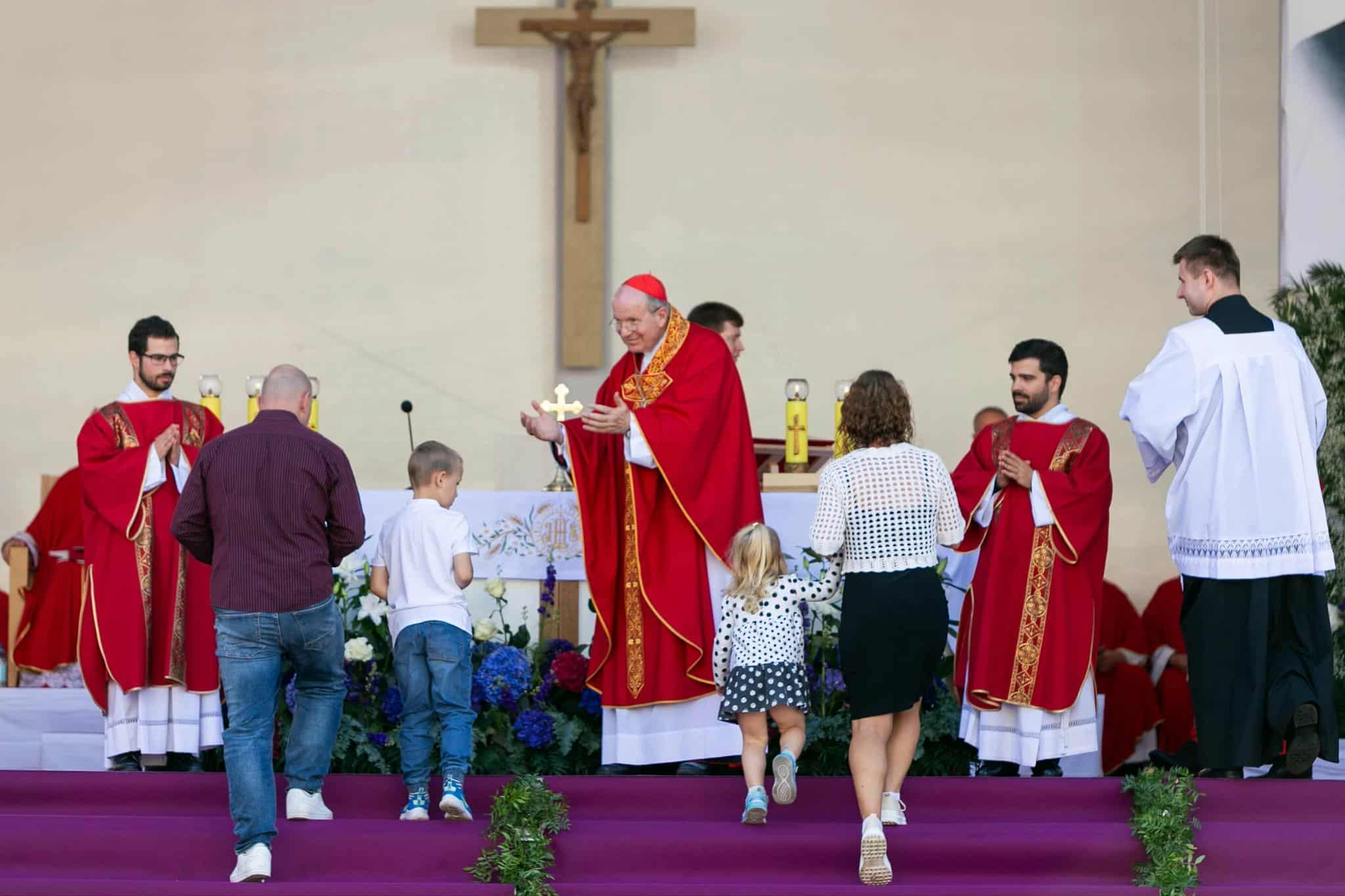 Pärnu-Viljandi katoliiklased peapiiskop Profittlichi õndsakskuulutamise Missal